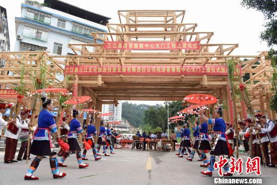 芦笙踩堂。 龚普康 摄