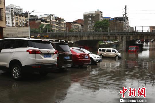 该涵洞还未启用,附近不少居民将此当成停车场。 朱柳融 摄