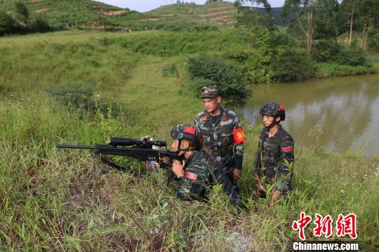 狙击手对2号目标进行狙击。 李灿明 摄
