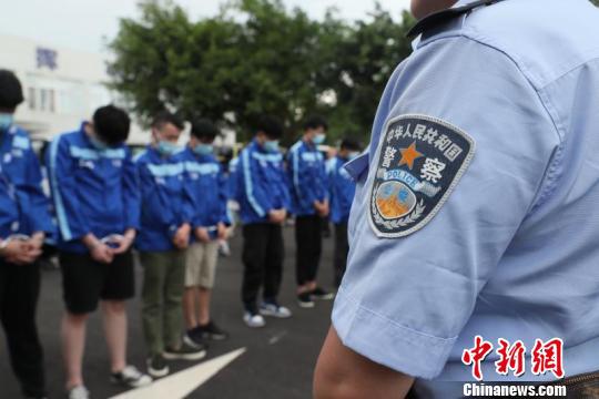 抓获的犯罪嫌疑人。成都警方供图