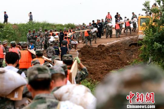 抗灾抢险救援正在加紧进行中。 梁犇 摄