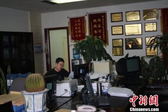 图为在工作的余凯。余凯同事供图
