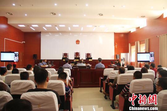 9月9日,柳州市鹿寨县人民法院公开审理一起“小蝇巨贪”职务犯罪案。 刘宝玲 摄