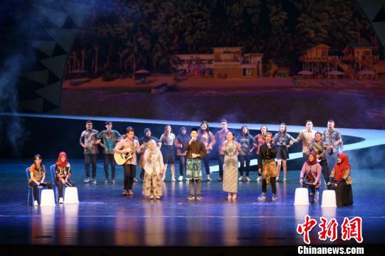 图为印尼民歌《旗帜》演出 梁裕庆 摄