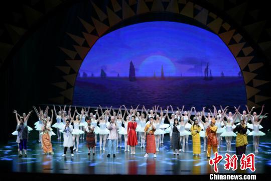 图为开场舞《日出东方》 梁裕庆 摄