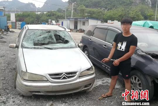 图为涉嫌肇事男子与车辆。 韦豪强 摄