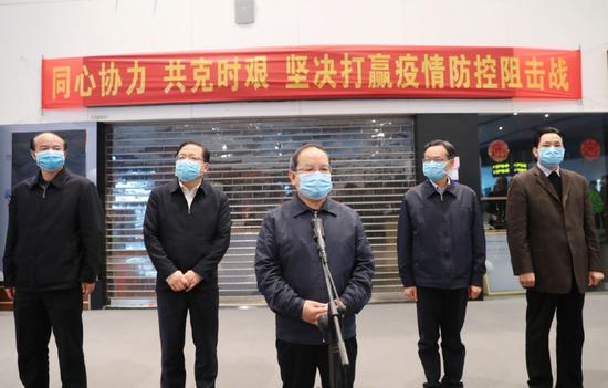 鹿心社、陈武在机场为队员送行,代表自治区党委、政府和5600多万壮乡人民向医疗队全体同志及其家属致以崇高敬意和衷心感谢,勉励大家坚决完成好习近平总书记和党中央交给的任务,交出一份满意的答卷。广西日报记者 黄克/摄