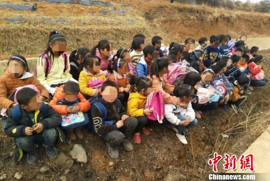 图为民警从车里带出的43名小学生。鲁甸县公安局供图