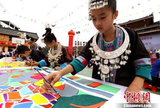 孩子们在现场作画。 吴练勋 摄