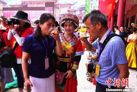 图为游客品尝油茶。 唐梦宪 摄