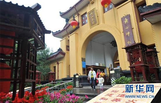 (游客走出桂林市独秀峰王城景区大门。新华社记者陆波岸摄)