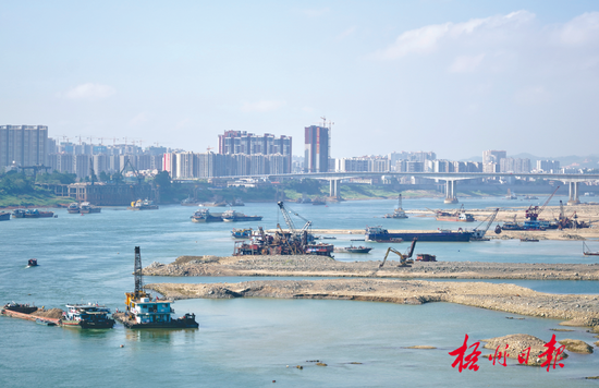  贵港至梧州3000吨级航道工程建设施工现场一片热火朝天。杨扬 摄（资料图片）