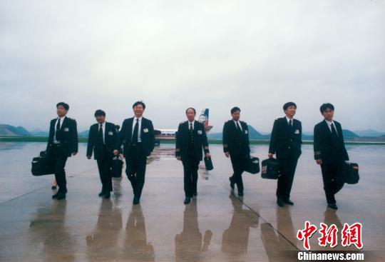 冲上云霄“男子天团”周春林机组。南航贵州公司供图