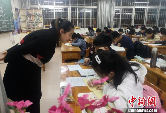 一名教师在解答学生问题。 朱柳融 摄