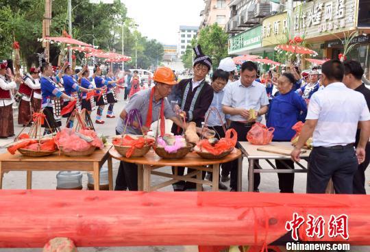 上梁祭祀现场。 龚普康 摄