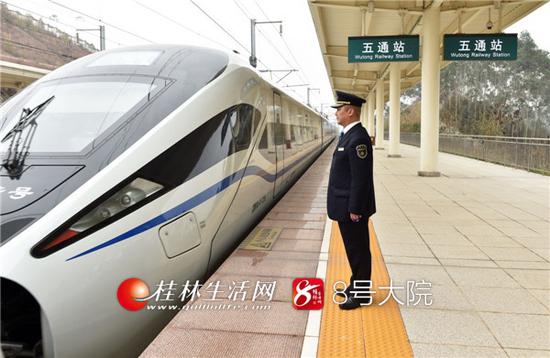 2018年3月13日中午12时45分,随着D1814动车组的驶入,桂林市临桂区迎来了首批高铁旅客,标志着贵广高铁五通站正式开通使用。 记者唐艳兰 摄