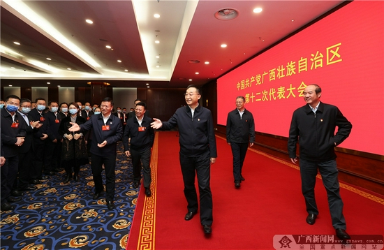 刘宁蓝天立刘小明范晓莉等看望自治区第十二次党代会代表