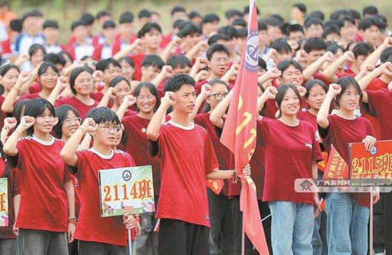 6月6日，贺州市八步区桂岭中学举行高考出征仪式，为考生助威壮行。黎豪图 摄