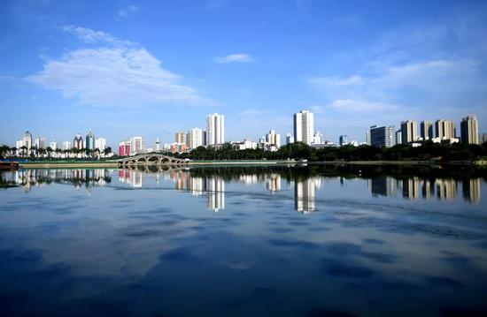 ↑这是碧水蓝天下的南宁城市风光(5月23日摄)。