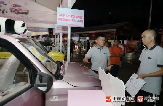  ▲夜晚，市民在江南公园车展现场了解、咨询新车的相关情况。