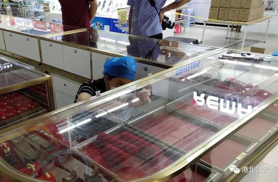 民警在现场侦查