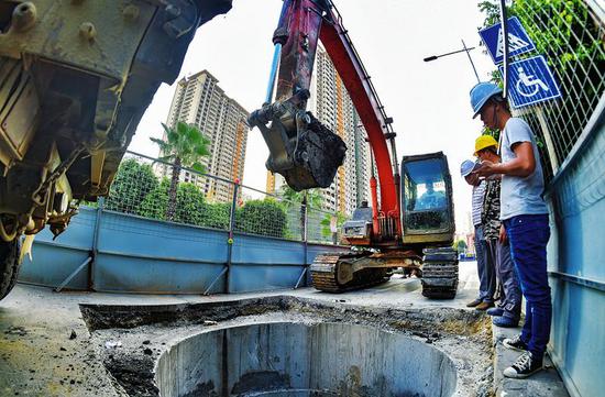 南宁市内河排口控源截污项目一期工程进展顺利。图为工程人员在东葛路延长线施工路段进行管道挖掘作业。本报记者潘浩 摄
