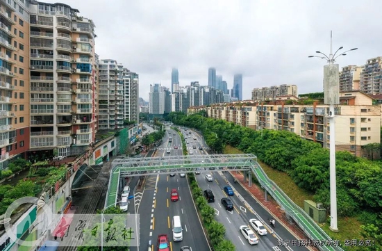 7月4日，由南宁城投集团所属南投公司负责建设的为民办实事项目——凤凰岭路塞纳维拉花园小区人行天桥在完成通行前安全检查后正式开放交通。记者 潘浩 摄