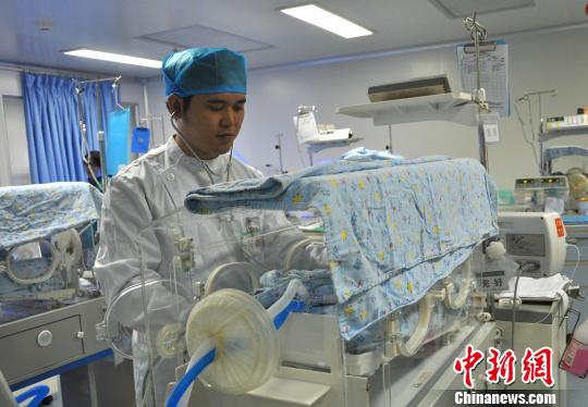 图为蒋小辉在护理病房里的危重症患儿 黄艳梅 摄