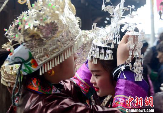 参加活动的女子在穿戴银头饰。 滚亿忠 摄