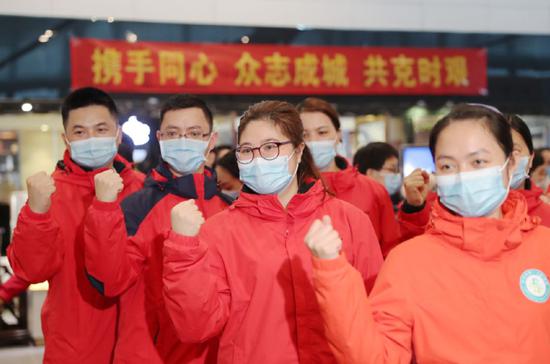 “十堰必胜!湖北必胜!中国必胜!”大家齐声高呼,表达同心协力、共克时艰,坚决打赢疫情防控阻击战的必胜信心。广西日报记者 黄克/摄
