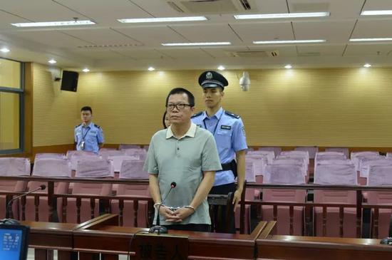 被告人钟宇华在法庭上接受宣判