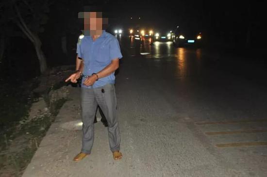 上图为交通肇事逃逸嫌疑人郑某指认事发路段