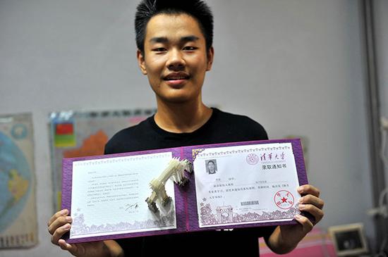 近年来高校录取通知书透出新面貌:有颜值 讲情怀