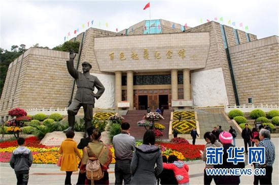 (游客在百色起义纪念馆前参观。新华社发 韦万忠摄)