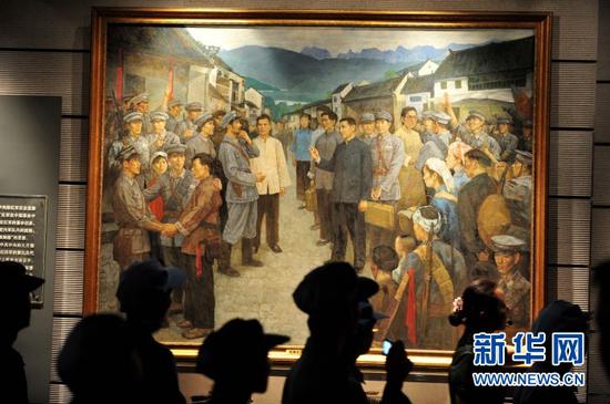 (游客在百色起义纪念馆里观看油画《挥师右江》。新华社记者黄孝邦摄)