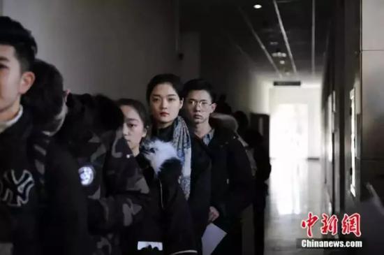 中传影视表演类专业考生在候考。<a target='_blank' href='http://www.chinanews.com/' >中新网</a>记者 李骏 摄 中传影视表演类专业考生在候考。中新网记者 李骏 摄