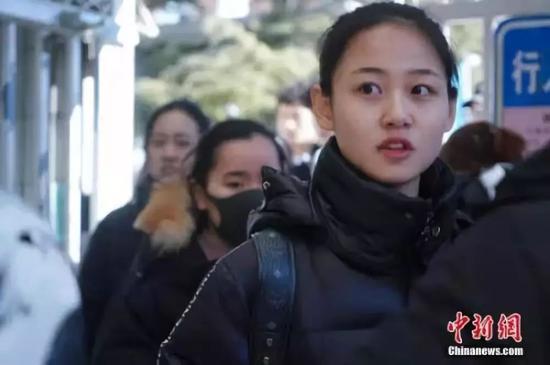 图为考生考试结束后走出校门。<a target='_blank' href='http://www.chinanews.com/'>中新社</a>记者 张兴龙 摄 图为考生考试结束后走出校门。中新社记者 张兴龙 摄