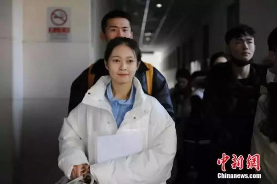 中传影视表演类专业考生在候考。<a target='_blank' href='http://www.chinanews.com/' >中新网</a>记者 李骏 摄 中传影视表演类专业考生在候考。中新网记者 李骏 摄