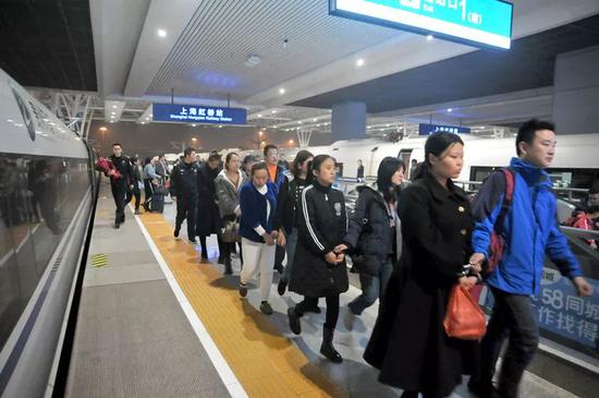 黄浦警方押解犯罪团伙回沪 上海警方供图