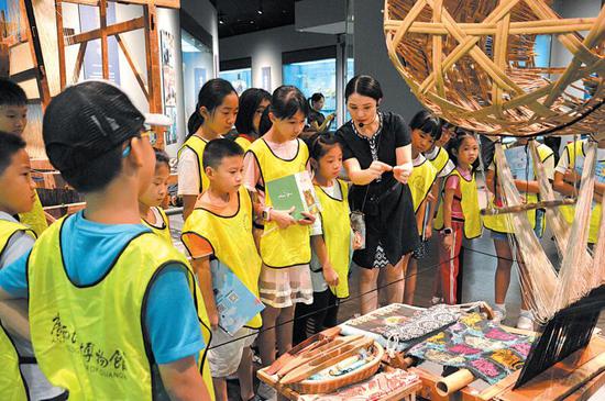 图为假期里孩子们走进广西民族博物馆,观看了解精美展品 广西民族博物馆 供图