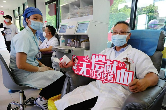 医科大爱心捐血屋启用后，医科大一附院医务人员带头献血  本报记者宋延康摄