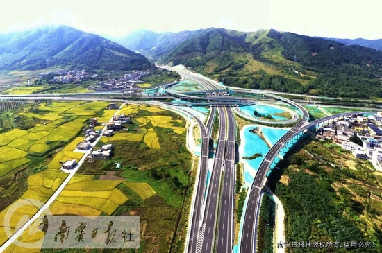 2022年10月17日，桂林至钦州港公路（南宁六景至宾阳段）建成通车。记者 赖有光 摄