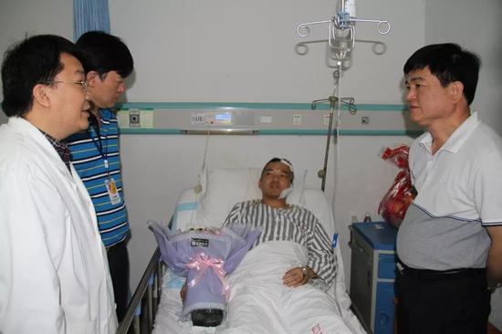 躺在病床上的韦春强