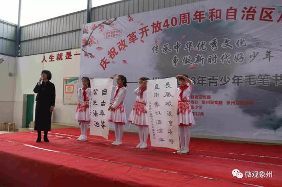 中国书法家协会会员,来宾市书法家协会副主席李小萍老师点评选手作品。