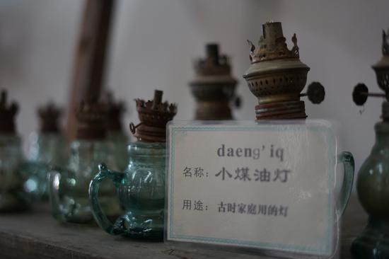 庆乐小学壮民俗文化陈列室的展品都标注壮汉双语名称。新华社记者 胡佳丽 摄