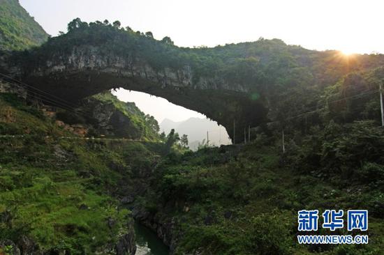 (广西凤山县江洲仙人桥风光。新华社发 周恩革 摄)