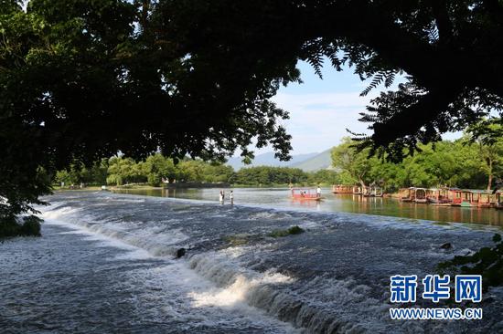 (游客在灵渠游览观光。新华社记者陆波岸摄)