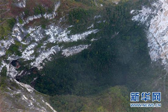 (高空俯瞰大石围天坑。新华网发 韦秀玲摄)