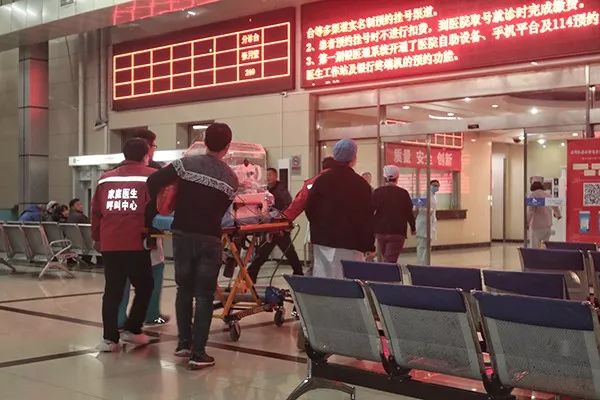 ▲“巴掌宝宝”抵京后被送去治疗。新京报记者 王嘉宁摄