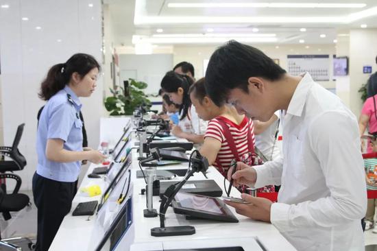 南宁市公安局出入境接待大厅周末可预约办证